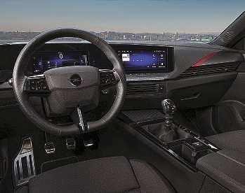 Auch das Cockpit wurde modern und sehr großzügig gestaltet. Foto: Opel