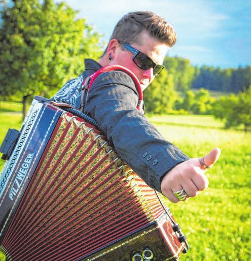 Zitat SZ 24.2.2019: Mit Chris Metzger hatten sie ein musikalisches Multitalent engagiert, das keine Wünsche offenließ. Von AC/DC bis Hubert von Goisern und wieder zurück bediente er alle Geschmäcker. Zitat SZ 24.2.2019: Mit Chris Metzger hatten sie ein musikalisches Multitalent engagiert, das keine Wünsche offenließ. Von AC/DC bis Hubert von Goisern und wieder zurück bediente er alle Geschmäcker.