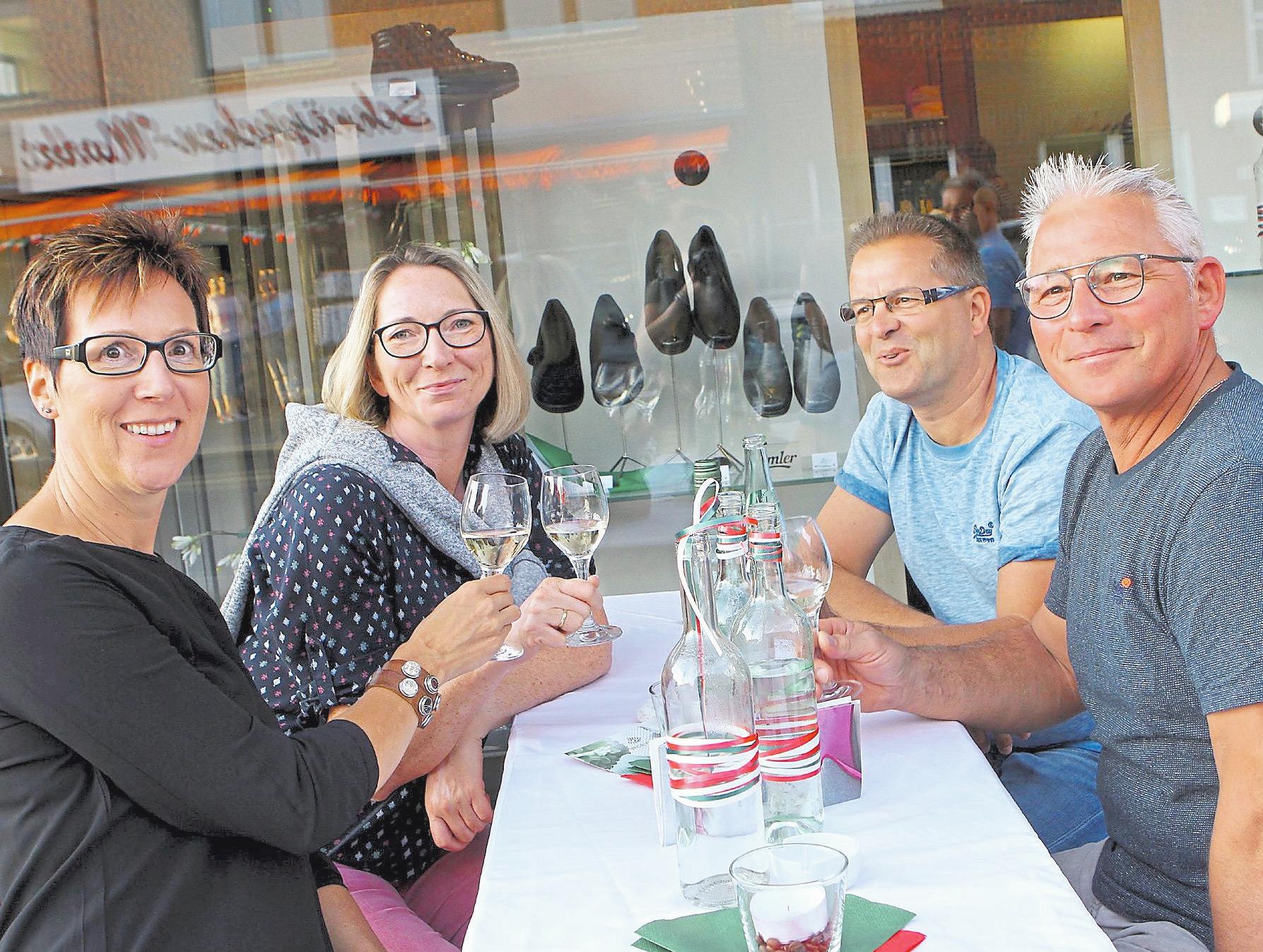 Gaumenfreuden warten wiederum an allen Ecken auf Genießer, werden doch verschiedene mediterrane Köstlichkeiten und Wein serviert. Fotos: Tina Nitsche (2), Pro Ascheberg (1) Gaumenfreuden warten wiederum an allen Ecken auf Genießer, werden doch verschiedene mediterrane Köstlichkeiten und Wein serviert. Fotos: Tina Nitsche (2), Pro Ascheberg (1)