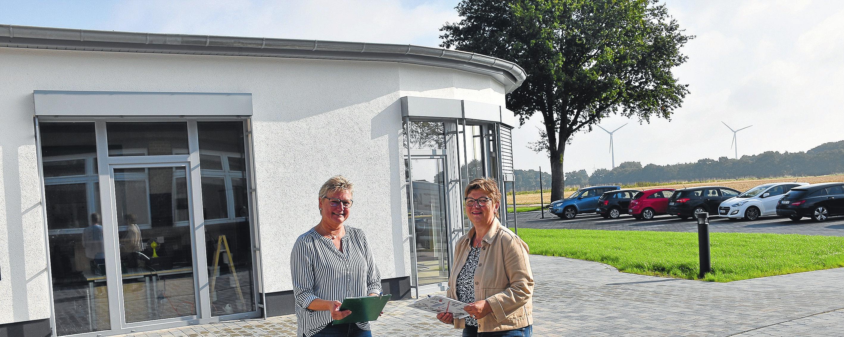 Stolz auf das gelungene Projekt: Claudia Emker und Frauke Brüning von der Samtgemeinde Barnstorf. Fotos: Wehring