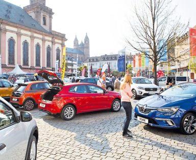 Auf dem Marktplatz können die neuesten Modelle von fünf lokalen Autohäusern begutachtet werden. FOTO: B. BERTRAM/FREI Auf dem Marktplatz können die neuesten Modelle von fünf lokalen Autohäusern begutachtet werden. FOTO: B. BERTRAM/FREI
