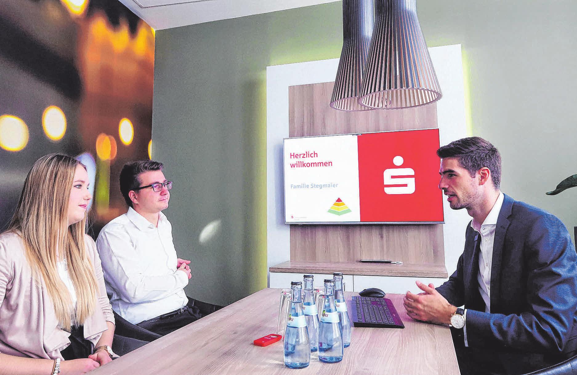 Stylisch und zeitgerecht: Das Jugendberatungszimmer der Kreissparkasse Ellwangen. Filialleiter Johannes Hirsch (rechts) berät ein jugendliches Paar. Stylisch und zeitgerecht: Das Jugendberatungszimmer der Kreissparkasse Ellwangen. Filialleiter Johannes Hirsch (rechts) berät ein jugendliches Paar.