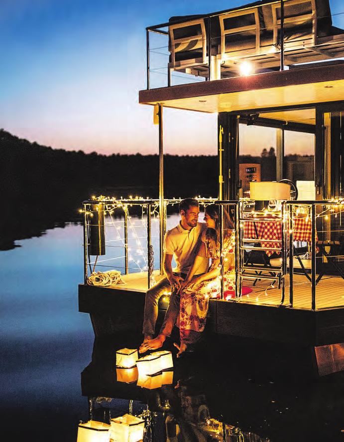 Ideen für ein romantisches Wochenende zu zweit: Vom Hausboot aus lässt sich der Sonnenuntergang ungestört beobachten Foto: djd/mydays.de