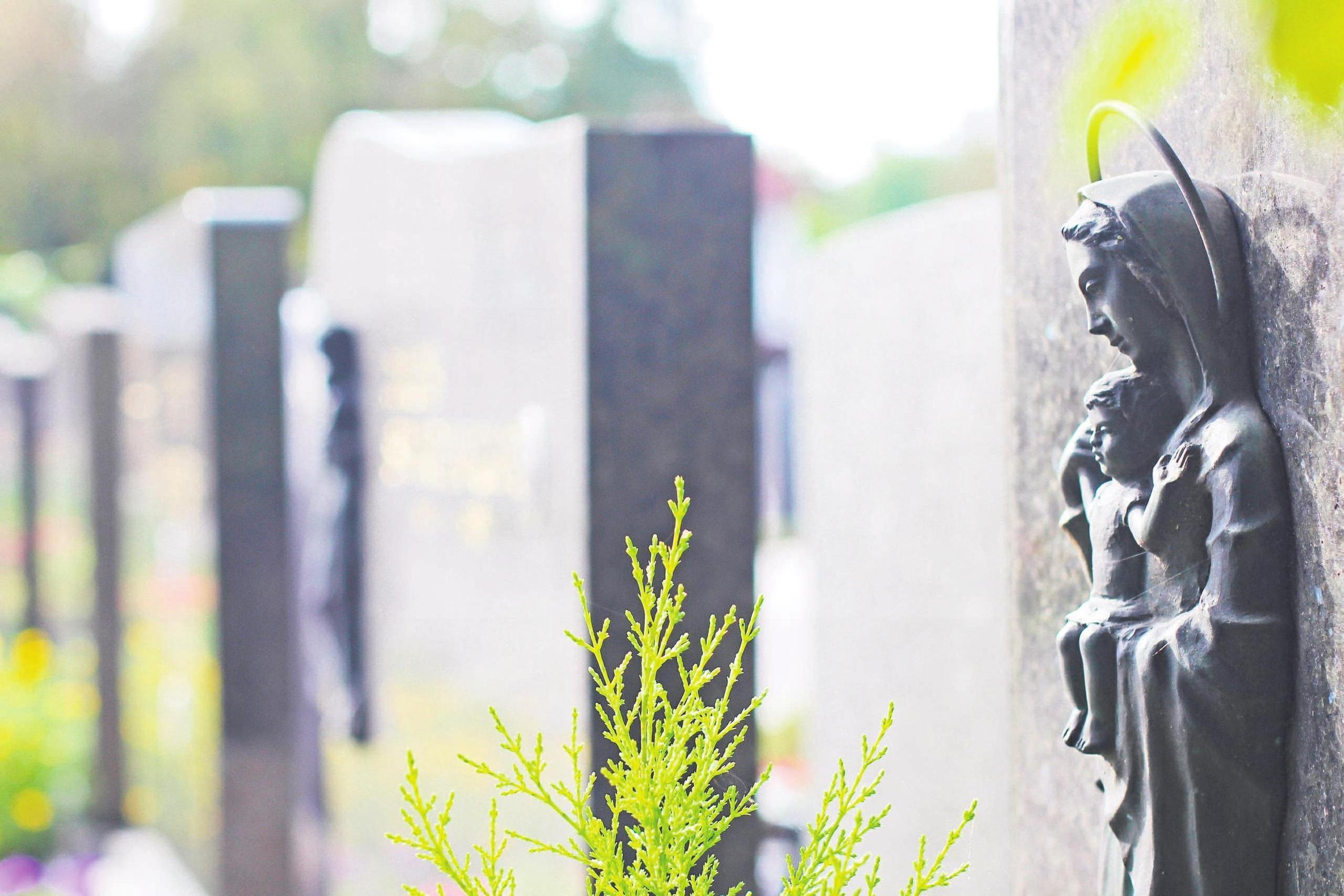 Die Grabbepflanzung gehört zu den wichtigsten Leistungen von Friedhofsgärtnern. Foto: as/RAM Die Grabbepflanzung gehört zu den wichtigsten Leistungen von Friedhofsgärtnern. Foto: as/RAM
