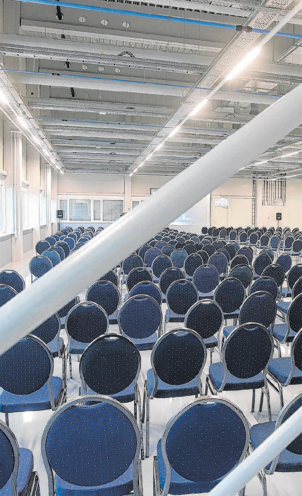 Hier ist noch für die Belegschaft bestuhlt, später wird im Neubau aus Sicherheitsgründen im Reinraum gefertigt. Hier ist noch für die Belegschaft bestuhlt, später wird im Neubau aus Sicherheitsgründen im Reinraum gefertigt.