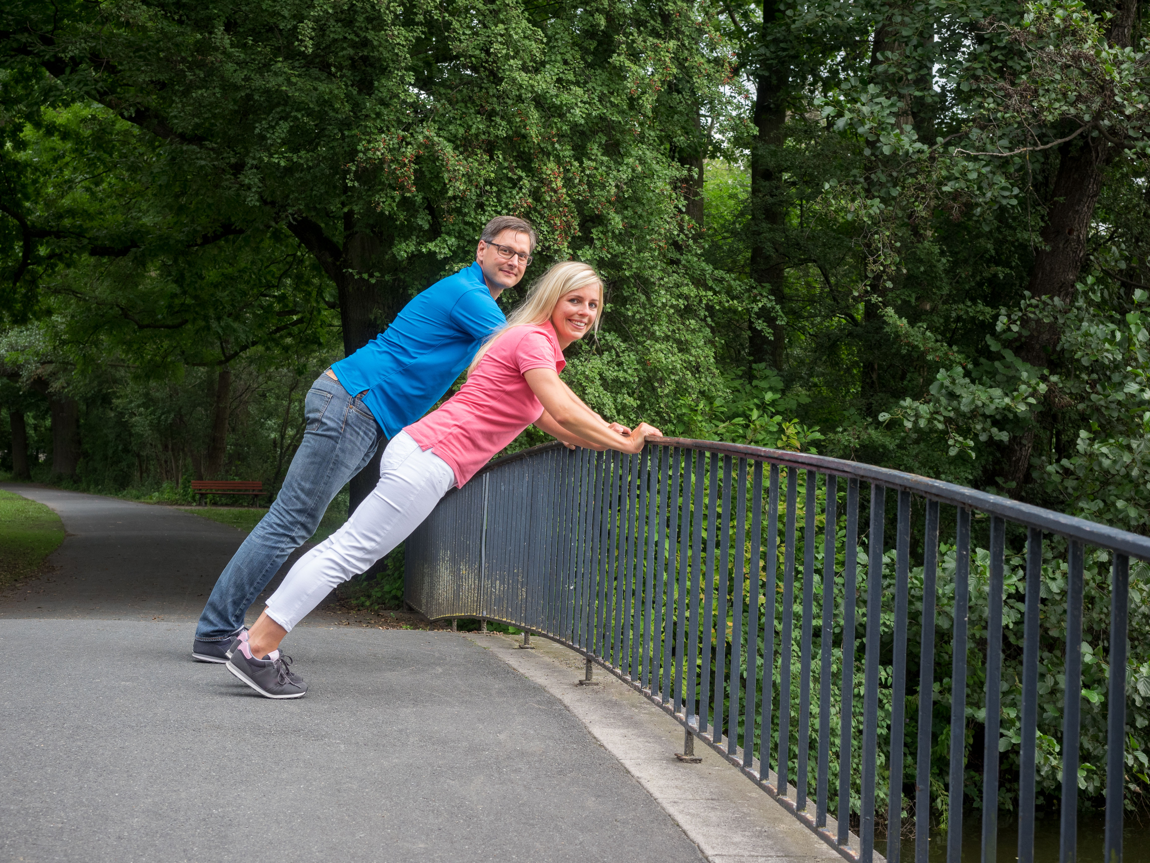 Kurzes Fitnesstraining in der Mittagspause im Park: Im Sommer bringt die Rückengesundheit fördernde Bewegung im Freien viel Spaß und Abwechslung vom Büroalltag. FOTO: BDR E. V./ AGR Kurzes Fitnesstraining in der Mittagspause im Park: Im Sommer bringt die Rückengesundheit fördernde Bewegung im Freien viel Spaß und Abwechslung vom Büroalltag. FOTO: BDR E. V./ AGR