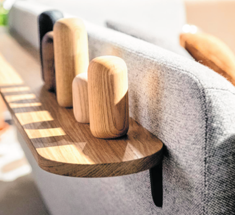 Ein Möbel kann nicht mehr nur ein einziges Möbel sein: Viele Hersteller gestalten etwa die Rückseiten der Sofas mit Mehrwert aus. Beim Artifort findet sich dort eine kleine Ablage. BILD: FRANZISKA GABBERT/DPA-TMN Ein Möbel kann nicht mehr nur ein einziges Möbel sein: Viele Hersteller gestalten etwa die Rückseiten der Sofas mit Mehrwert aus. Beim Artifort findet sich dort eine kleine Ablage. BILD: FRANZISKA GABBERT/DPA-TMN