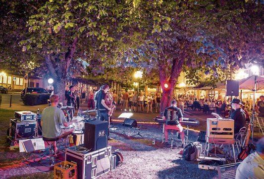 In Freudenstadt kann man am Freitag bis 24 Uhr einkaufen, Musik hören und chillen. Bilder: Freudenstadtmarketing