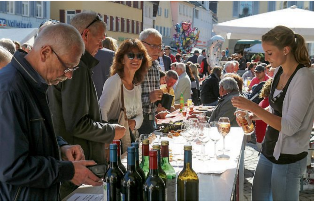 Der Goldene Oktober in Rottenburg am Neckar lädt zum Bummeln, Hocken sowie Schlemmen von regionalen Produkten ein. Bilder: Dunja Bernhard
