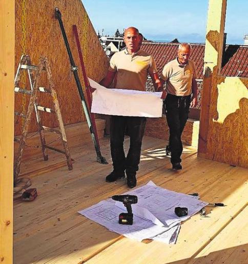 Firmeninhaber Shaban Hasametaj (li.) und seine Mitarbeiter haben langjährige Erfahrung im Holzbau. Firmeninhaber Shaban Hasametaj (li.) und seine Mitarbeiter haben langjährige Erfahrung im Holzbau.