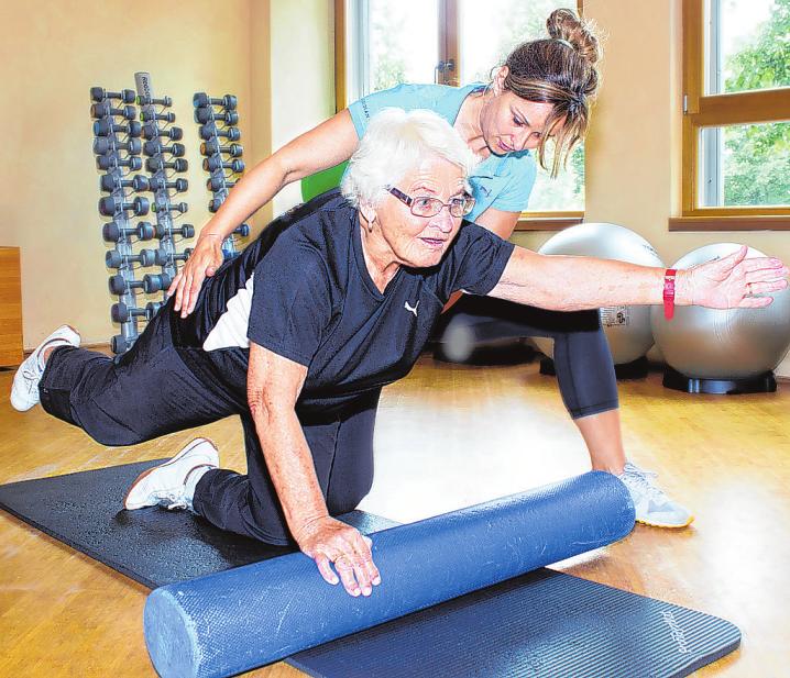 Auch für Senioren gibt es zahlreiche altersgerechte Sportarten – wie hier bei der Rückengymnastik. Foto:Umsorgt wohnen