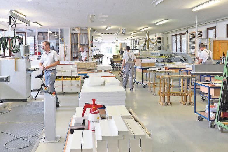 Blick in die aktuelle Fertigungshalle der Tischlerei Welling – so sieht es heute aus. FOTO: R Blick in die aktuelle Fertigungshalle der Tischlerei Welling – so sieht es heute aus. FOTO: R