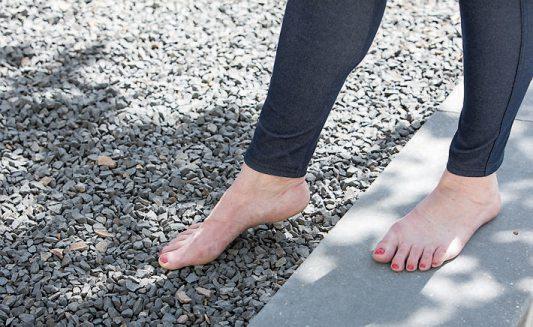 Auch wenn es unter den Sohlen etwas piekst: Barfuß zu laufen tut der Fußmuskulatur gut. Bild: Christin Klose/dpa-tmn