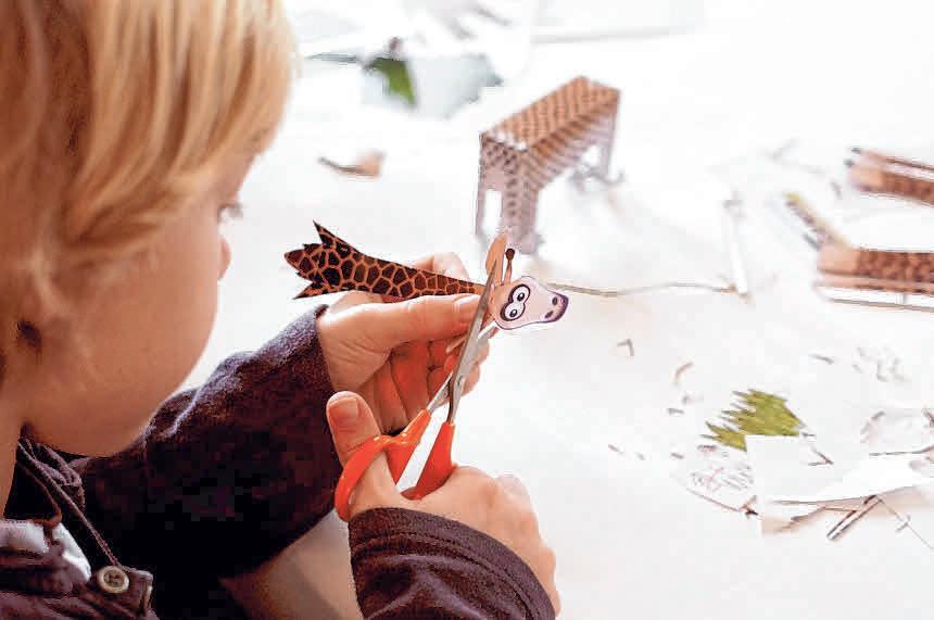 In der Stadtbücherei können Kinder hochwertige dreidimensionale Tierskulpturen aus Papier basteln. In der Stadtbücherei können Kinder hochwertige dreidimensionale Tierskulpturen aus Papier basteln.