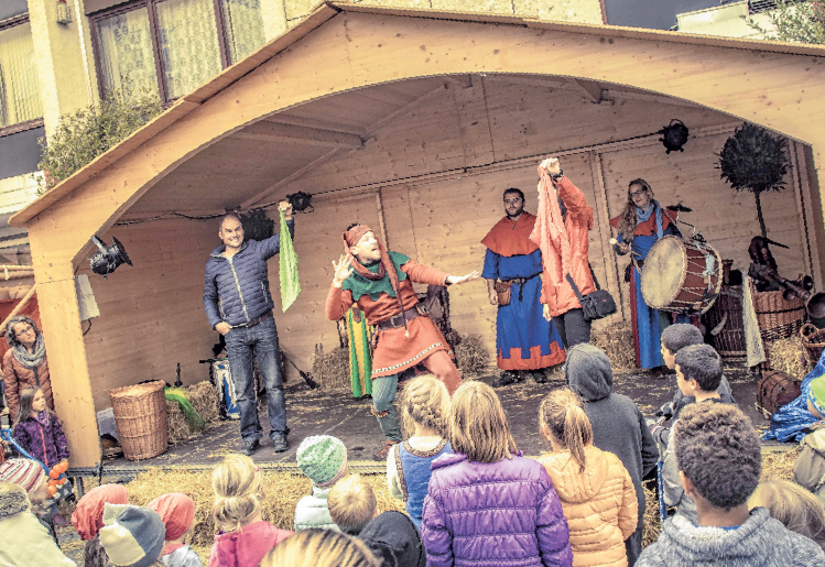 Gaukler und Musiker unterhalten die Besucher auf der Bühne am Marktplatz. Gaukler und Musiker unterhalten die Besucher auf der Bühne am Marktplatz.