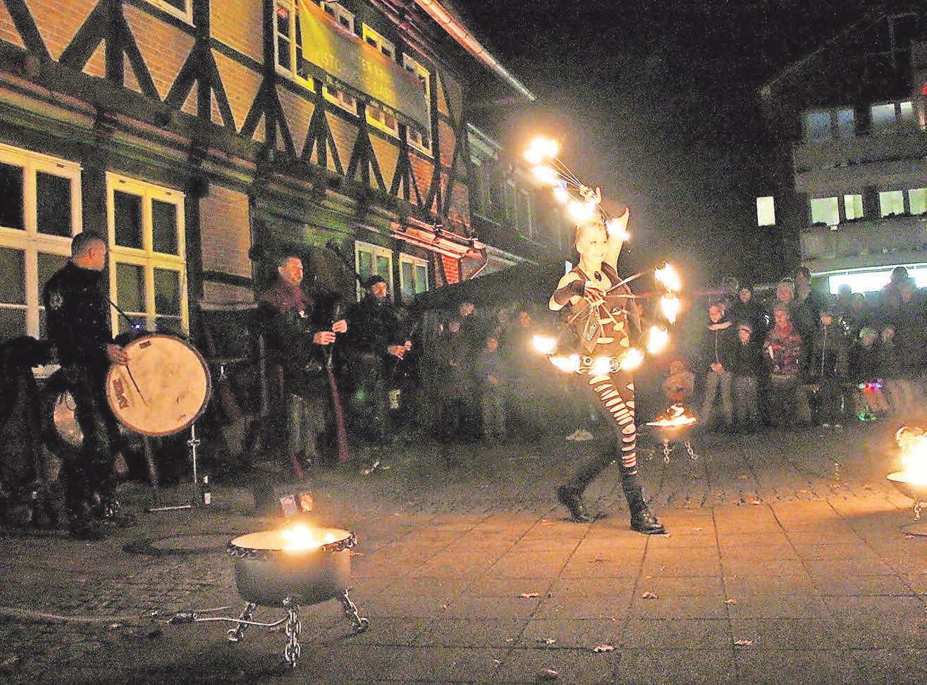 Feuerkünsterlin Luna wird auch in diesem Jahr wieder ein tolle Feuershow zeigen. Feuerkünsterlin Luna wird auch in diesem Jahr wieder ein tolle Feuershow zeigen.