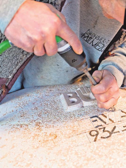 Ein Symbol der Trennung: Ein Steinmetz keilt ein Teilstück eines Grabzeichens ab. Foto: BIV Steinmetze/Richard Watzke Ein Symbol der Trennung: Ein Steinmetz keilt ein Teilstück eines Grabzeichens ab. Foto: BIV Steinmetze/Richard Watzke
