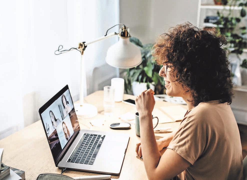 Haltung zeigen: Wer sitzt, sollte sich auf den vorderen Teil des Stuhls setzen und die Füße auf den Boden stellen. iStockphoto.com/FreshSplash (2) Haltung zeigen: Wer sitzt, sollte sich auf den vorderen Teil des Stuhls setzen und die Füße auf den Boden stellen. iStockphoto.com/FreshSplash (2)