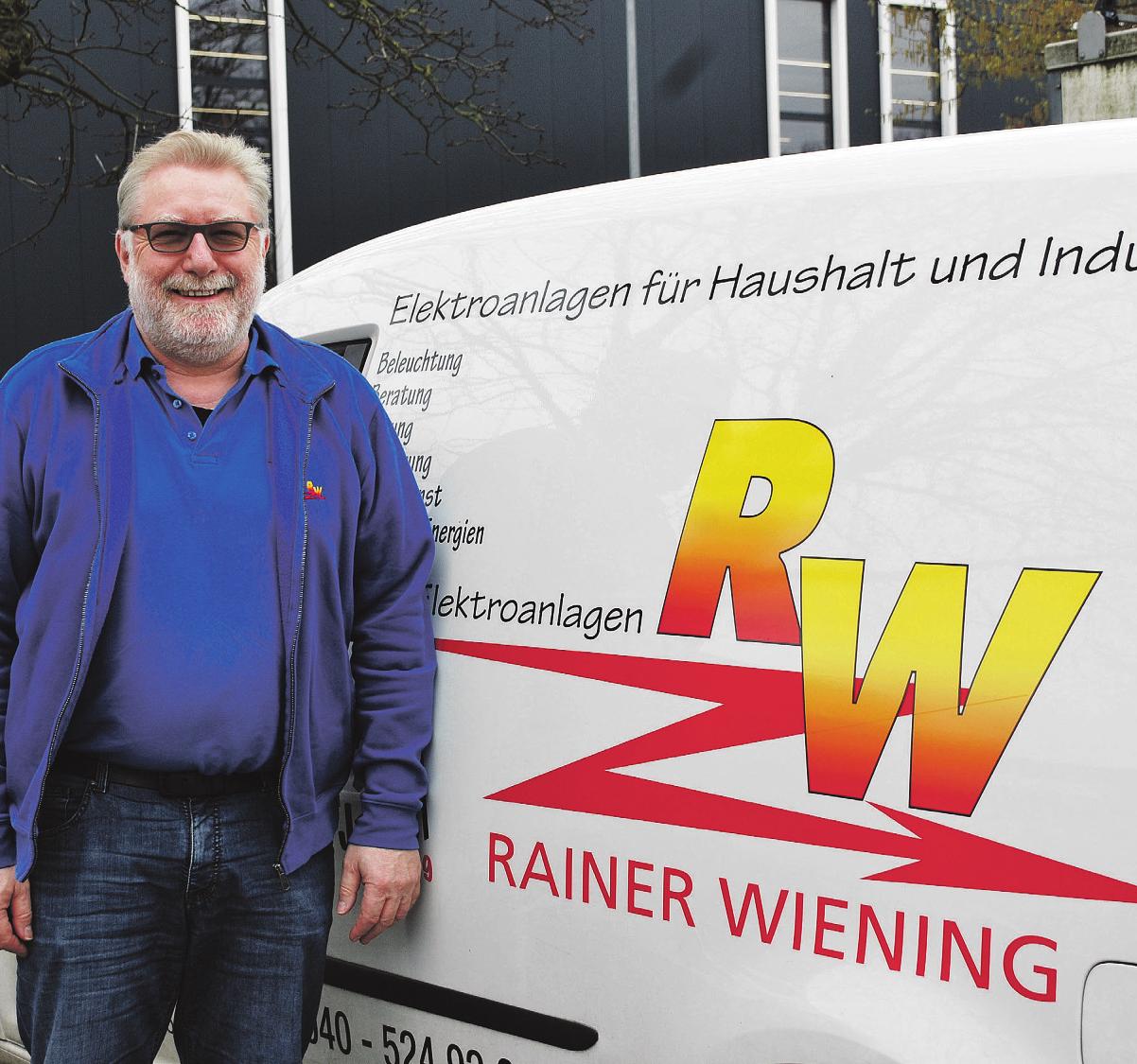 Elektrotechniker-Meister Rainer Wiening (l.) sorgt für Sicherheit im und am Haus.