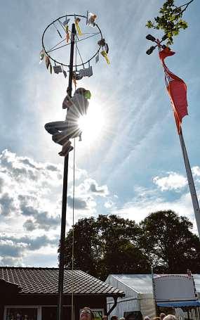 Im Rahmen des Kindervergnügens klettern die Kinder an einem Mast hoch und reißen sich einen Preis ab Foto: VSG