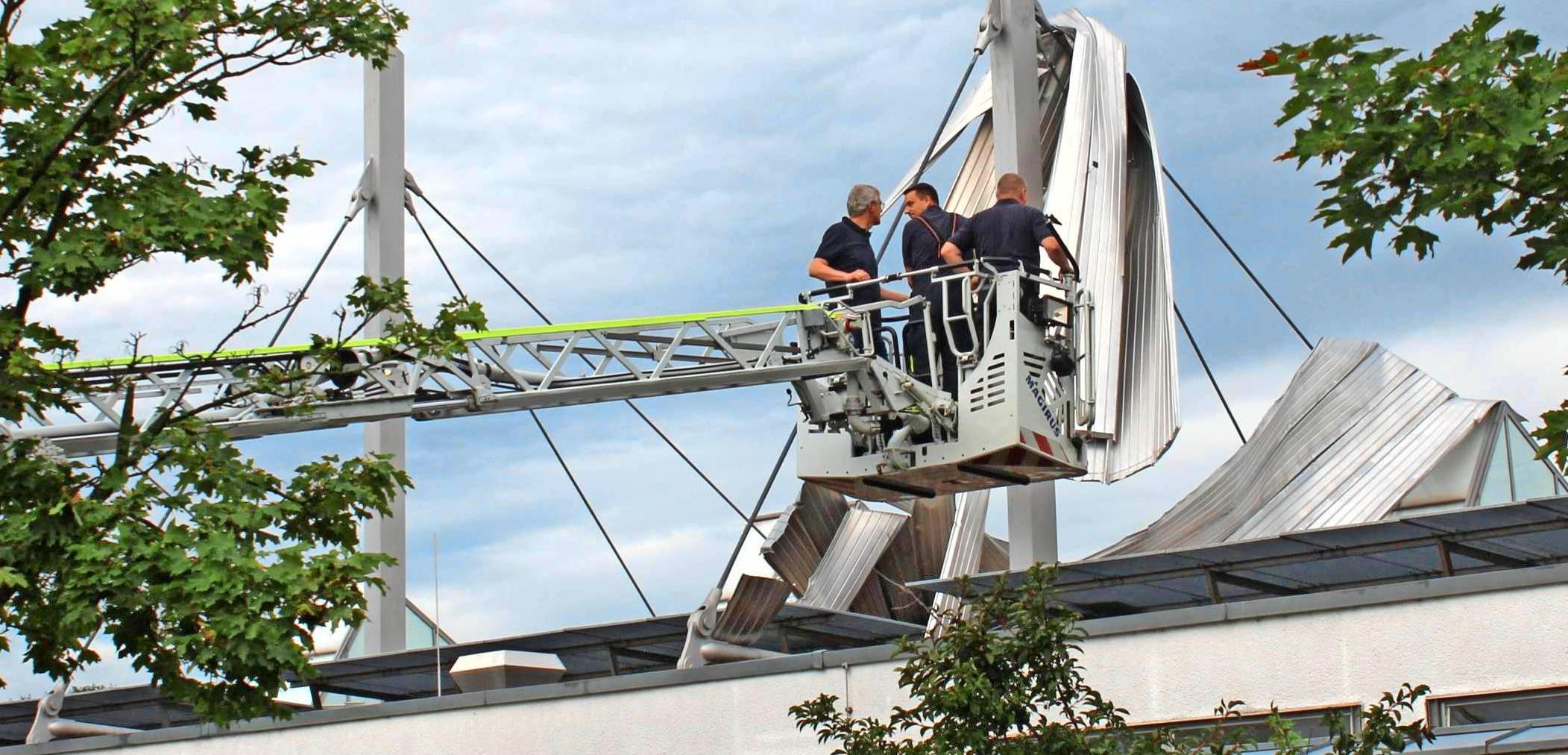 An der Eberwinhalle im Stadtteil Obereisesheim ging der Sturm der vergangenen Woche nicht spurlos vorbei. Bis auf weiteres ist das Gebäude gesperrt und kann von den Sportvereinen deshalb nicht genutzt werden. An der Eberwinhalle im Stadtteil Obereisesheim ging der Sturm der vergangenen Woche nicht spurlos vorbei. Bis auf weiteres ist das Gebäude gesperrt und kann von den Sportvereinen deshalb nicht genutzt werden.