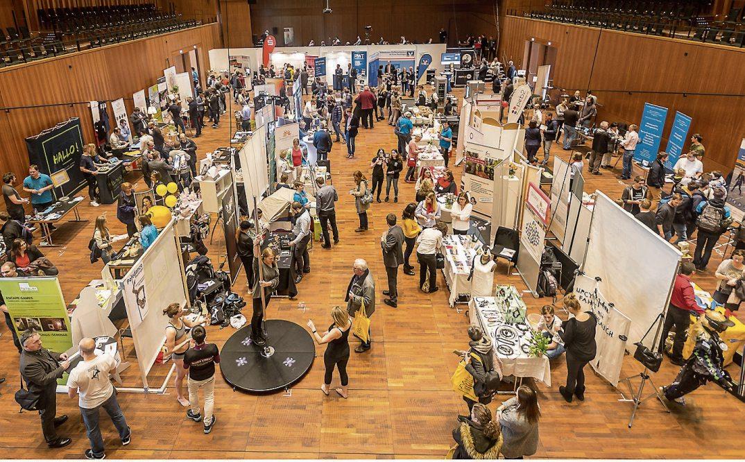 Die Gründermesse Neckar-Alb in der Reutlinger Stadthalle bietet Orientierung für Gründungswillige, Gründerinnen und Gründer, Freiberufler, Schülerinnen und Schüler, Studierende, Firmen und alle Interessierten. Beim Start-up BW Elevator Pitch (unten links) müssen Firmengründer ihr Konzept in drei Minuten vor dem Publikumund einer Jury präsentieren. Das Vortragsprogramm widmet sich unter anderem den Themen Finanzierung und Marketing. Bilder: Stadt Reutlingen