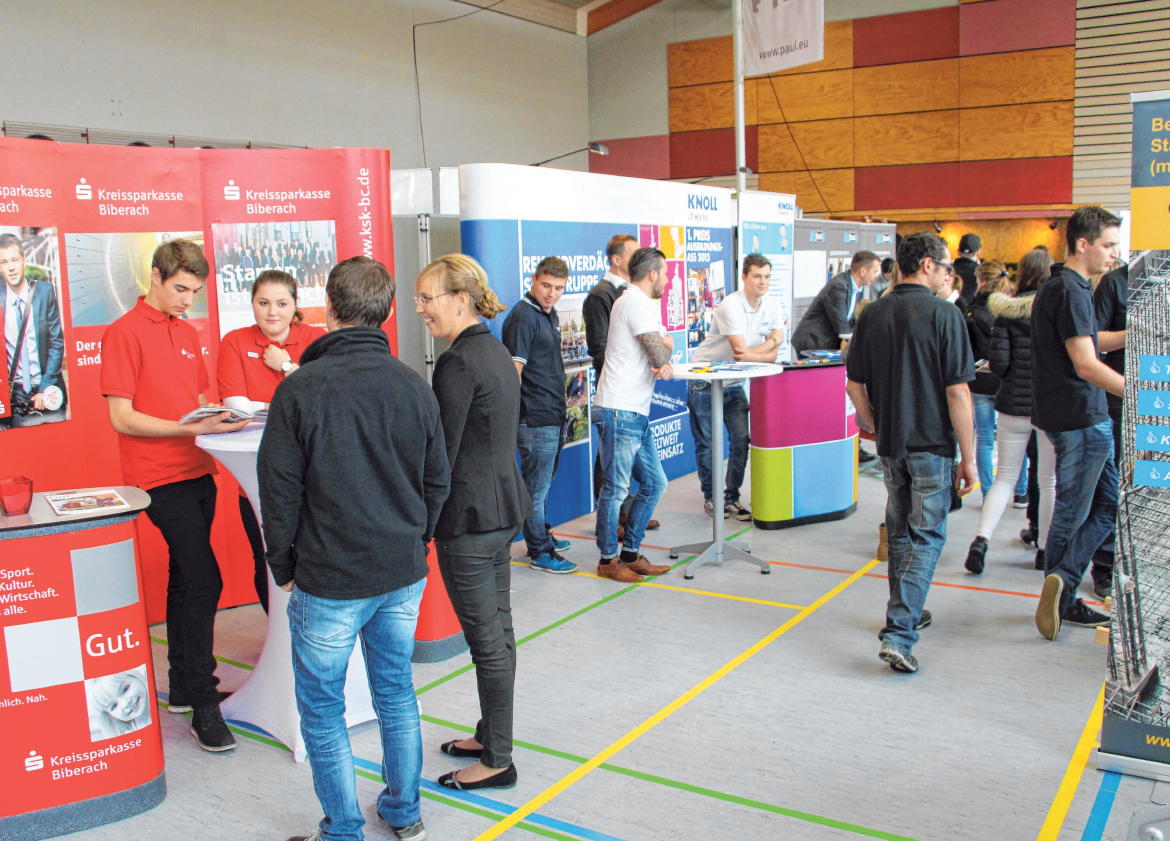 Viele Stände freuen sich auf interessierte Schüler und Studenten. FOTO: DEBORAH SPRINGER Viele Stände freuen sich auf interessierte Schüler und Studenten. FOTO: DEBORAH SPRINGER