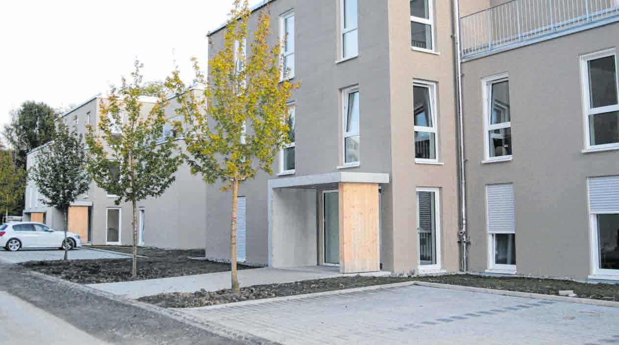 Auf den Fotos folgende Bauprojekte: oben die neue Wohnanlage in Baindt, unten links die Bauhofhalle in Baindt, daneben ein Wohn- und Geschäfthaus in Berg. FOTOS: SCHÜTZBACH GMBH Auf den Fotos folgende Bauprojekte: oben die neue Wohnanlage in Baindt, unten links die Bauhofhalle in Baindt, daneben ein Wohn- und Geschäfthaus in Berg. FOTOS: SCHÜTZBACH GMBH