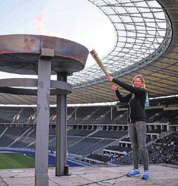 Star-Schwimmerin Britta Steffen entzündete während der Feier das Olympische Feuer. FOTO: STEFAN MATZKE/SAMPICS Star-Schwimmerin Britta Steffen entzündete während der Feier das Olympische Feuer. FOTO: STEFAN MATZKE/SAMPICS