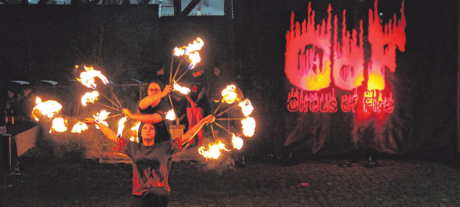 „Circus on Fire“ zeigt eine tolle Feuershow auf dem Eis. FOTO: ARCHIV „Circus on Fire“ zeigt eine tolle Feuershow auf dem Eis. FOTO: ARCHIV