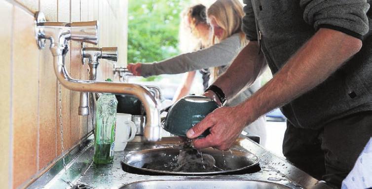 Beim Camping müssen alle mit anpacken: Ob Spülen, Kochen oder Aufräumen – es gibt immer etwas zu tun. Beim Camping müssen alle mit anpacken: Ob Spülen, Kochen oder Aufräumen – es gibt immer etwas zu tun.