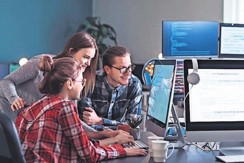 Die Nachfrage nach IT-Fachkräfte ist in den letzten Jahren stetig gestiegen. Foto: Pixel-Shot Die Nachfrage nach IT-Fachkräfte ist in den letzten Jahren stetig gestiegen. Foto: Pixel-Shot