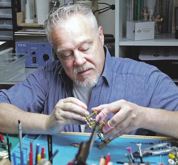 Spezialist für Uhr-Revisionen und Reparaturen: Uhrmacher Michael von Häfen Foto: Klenke