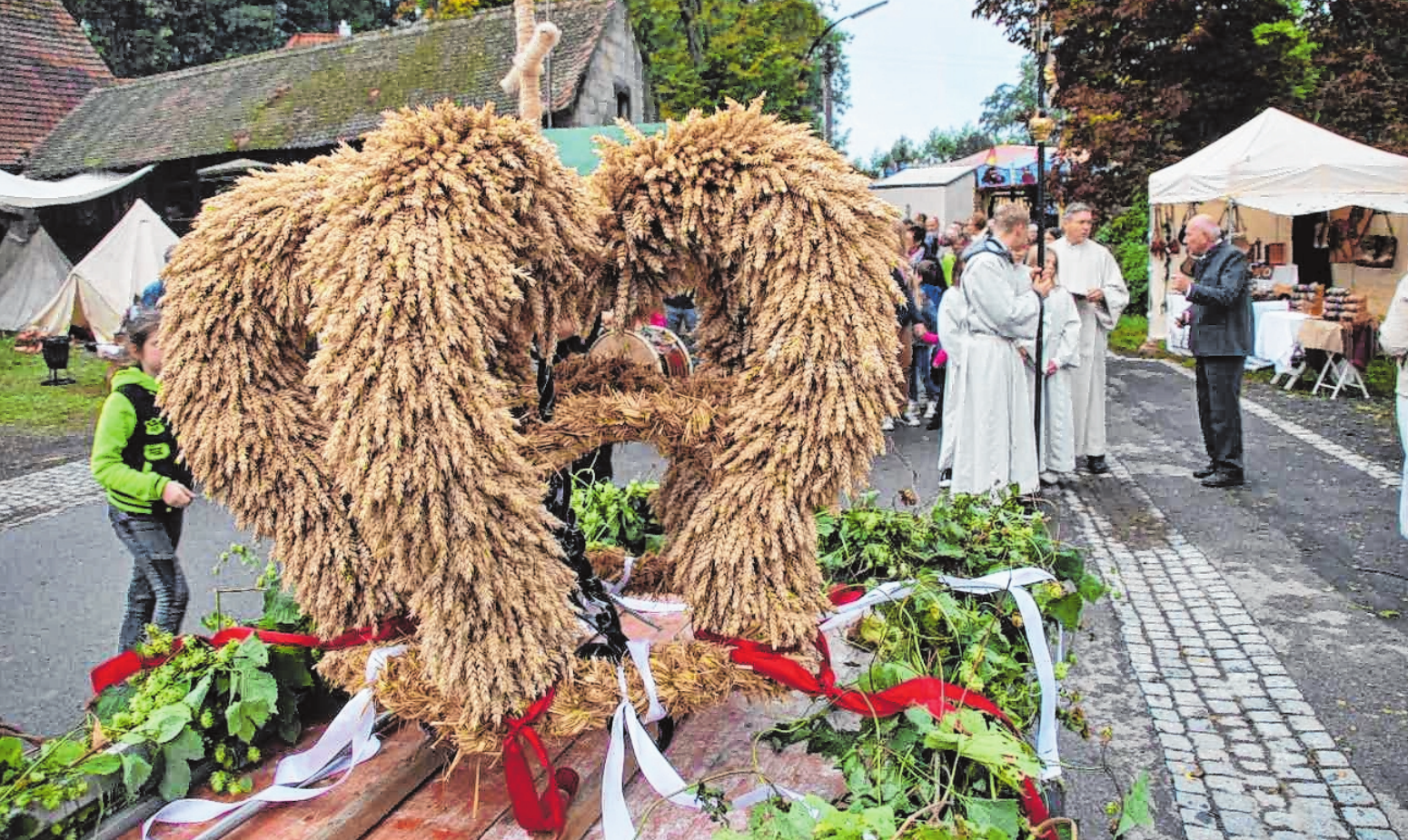 Am Sonntag, 6. Oktober, startet die Kirchweih mit einem Festzug mit Erntekrone zu beiden Kirchen mit anschließendem Gottesdienst. FOTO: STEFANIE BRANTNER Am Sonntag, 6. Oktober, startet die Kirchweih mit einem Festzug mit Erntekrone zu beiden Kirchen mit anschließendem Gottesdienst. FOTO: STEFANIE BRANTNER