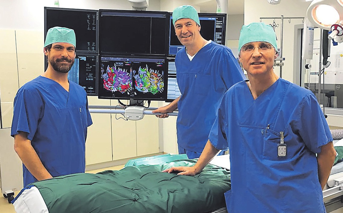 Zur Diagnose und Behandlung von Gefäßerkrankungen stehen Prof. Dr. med. Joachim Weil (rechts) und seinem Team modernste Geräte zur Verfügung. Zur Diagnose und Behandlung von Gefäßerkrankungen stehen Prof. Dr. med. Joachim Weil (rechts) und seinem Team modernste Geräte zur Verfügung.