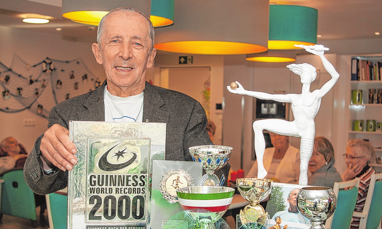 Horst Peisler zeigt eine Auswahl seiner Pokale. Besonders stolz ist er auf den Eintrag im Guinness Buch der Rekorde Foto: Umsorgt wohnen