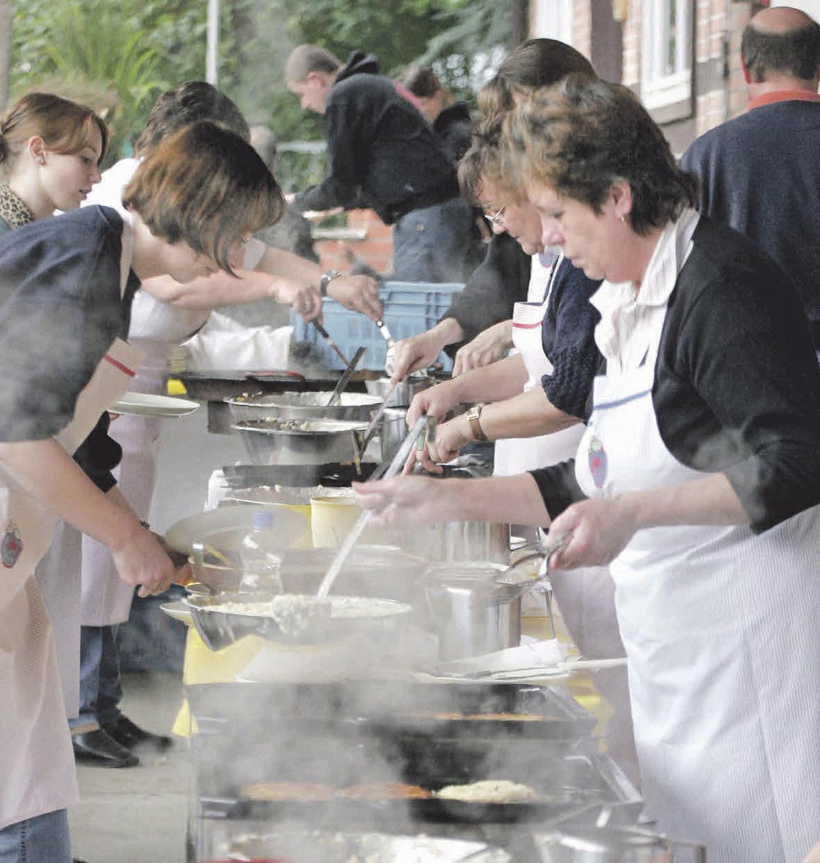 Die frisch zubereiteten Kartoffelpuffer sind Jahr für Jahr der „Renner“ auf dem Kartoffelfest. Foto: Kim Neumann Die frisch zubereiteten Kartoffelpuffer sind Jahr für Jahr der „Renner“ auf dem Kartoffelfest. Foto: Kim Neumann