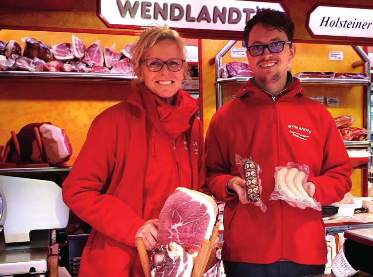 Antje Wendlandt und ihr Sohn Marc Pascal bieten Holsteiner Katenschinken und Wildspezialitäten an