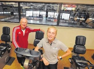 Ganz neu: Unter dem Label „Aktiv Plus“ betreibt Steffen Fleischer (li., hiermit seiner studentischen Mitarbeiterin Sophie Kretschmer) mit Thomas Luther (hier nicht im Bild) auch den Fitness-Bereich im „Ballhaus“. Ganz neu: Unter dem Label „Aktiv Plus“ betreibt Steffen Fleischer (li., hiermit seiner studentischen Mitarbeiterin Sophie Kretschmer) mit Thomas Luther (hier nicht im Bild) auch den Fitness-Bereich im „Ballhaus“.