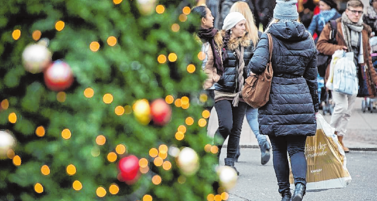 Gerade in der Weihnachtszeit gehen viele Menschen auf Einkaufstour und nutzen dabei die kompetente Beratung in den Läden. FOTO: BERND VON JUTRCZENKA, DPA Gerade in der Weihnachtszeit gehen viele Menschen auf Einkaufstour und nutzen dabei die kompetente Beratung in den Läden. FOTO: BERND VON JUTRCZENKA, DPA
