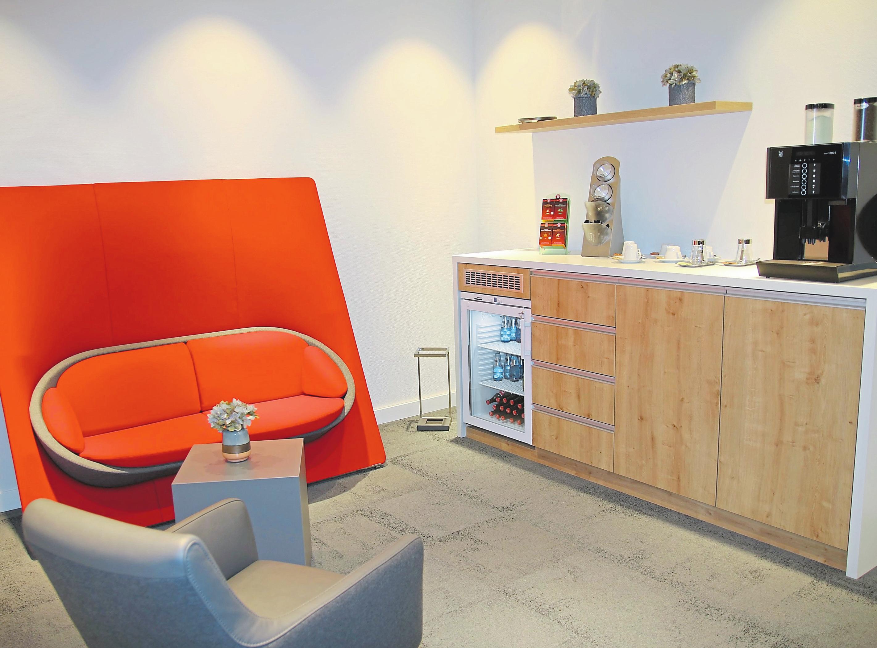 Die sparkassenrote Sofalounge im Eingangsbereich direkt neben der neuen Kaffeebar ist ein besonderer Hingucker. Die sparkassenrote Sofalounge im Eingangsbereich direkt neben der neuen Kaffeebar ist ein besonderer Hingucker.