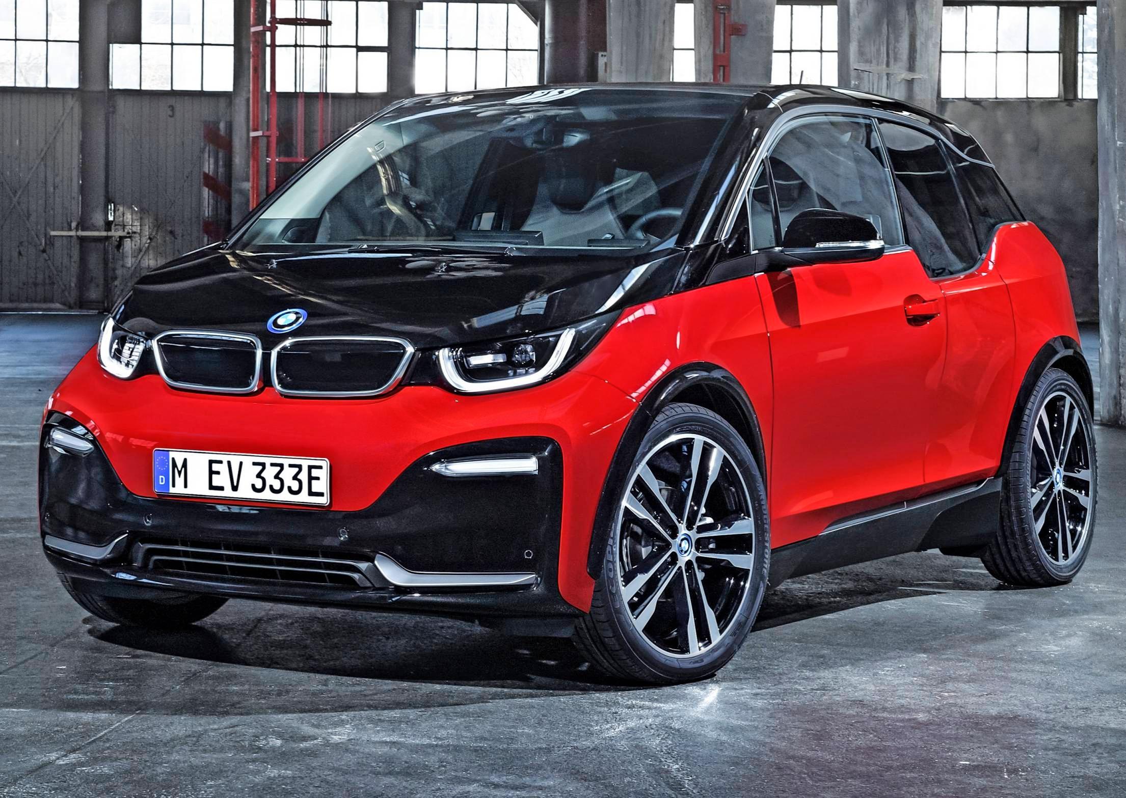 Bereits seit 2013 hat BMW den i3 im Programm. Die Bayern haben den Wagen immer wieder überarbeitet. Aktuell gibt es zwei Leistungsstärken mit 270 bis 300 Kilometern Reichweite. Fotos: BMW Bereits seit 2013 hat BMW den i3 im Programm. Die Bayern haben den Wagen immer wieder überarbeitet. Aktuell gibt es zwei Leistungsstärken mit 270 bis 300 Kilometern Reichweite. Fotos: BMW