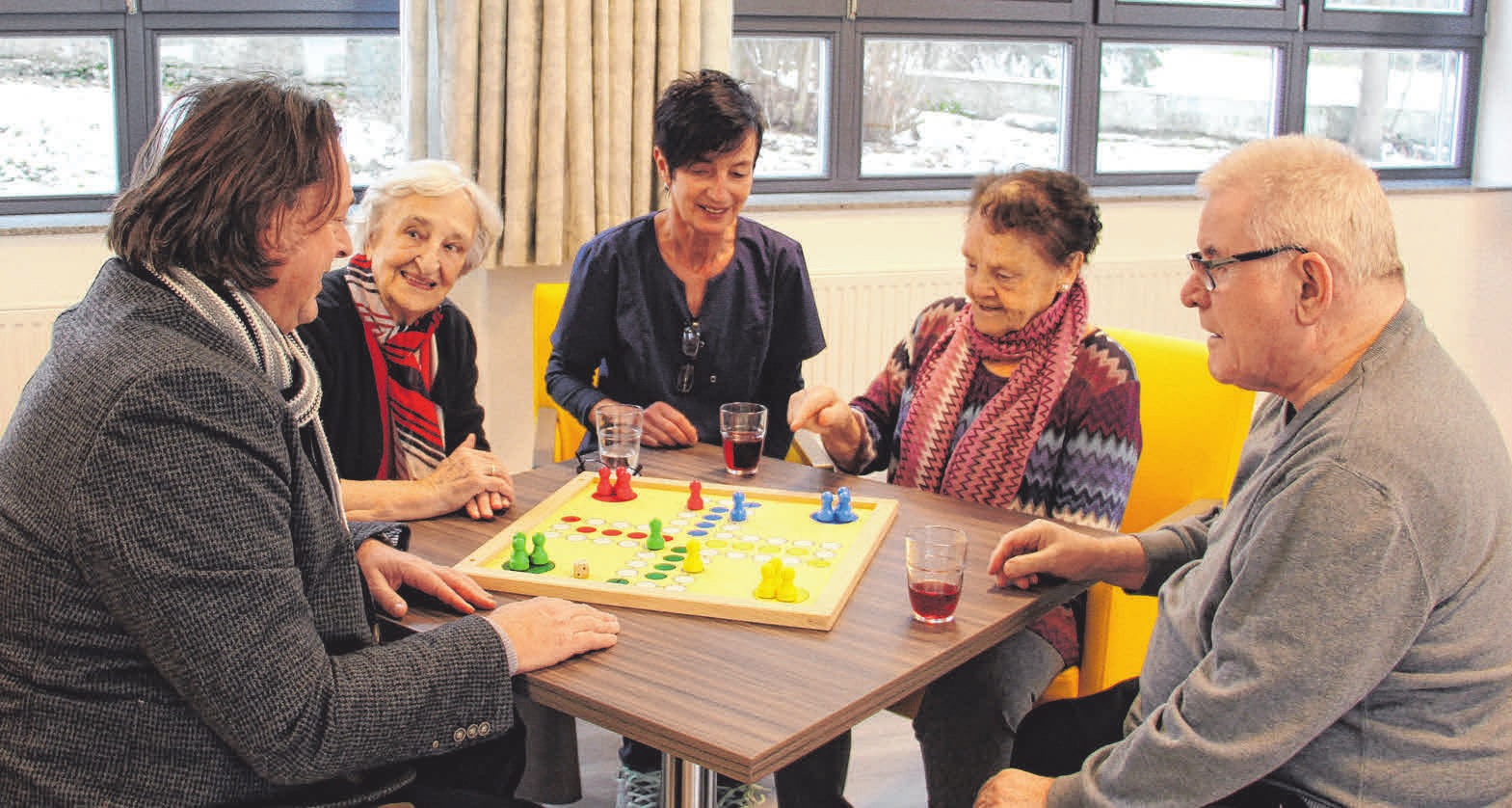 Das Personal nimmt sich viel Zeit für die Tagesgäste - etwa um zu spielen. FOTO: SCHMIDL Das Personal nimmt sich viel Zeit für die Tagesgäste - etwa um zu spielen. FOTO: SCHMIDL