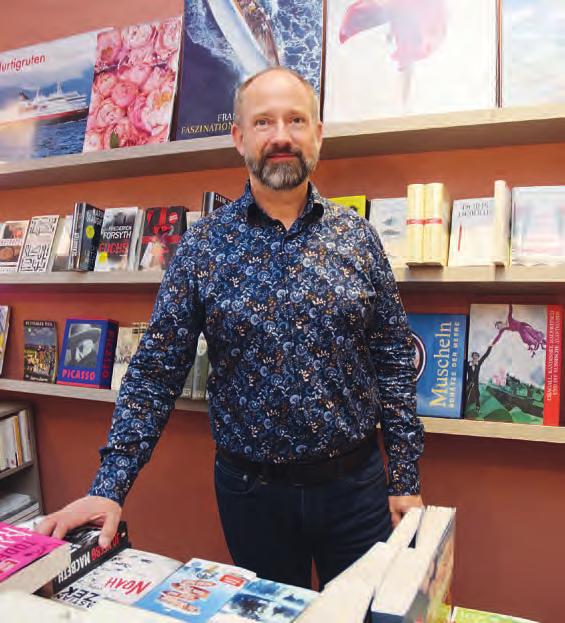 Jan Börns ist Buchhändler von ganzem Herzen und freut in seiner Buchhandlung „Lesestoff“ den Rellingern ein umfangreiches Programm an Literatur bieten zu können Foto: Klein 