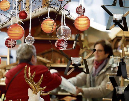 Weihnachtlich geschmückte Stände gehören zum „Horber Advent“. Archivbild: Karl-Heinz Kuball
