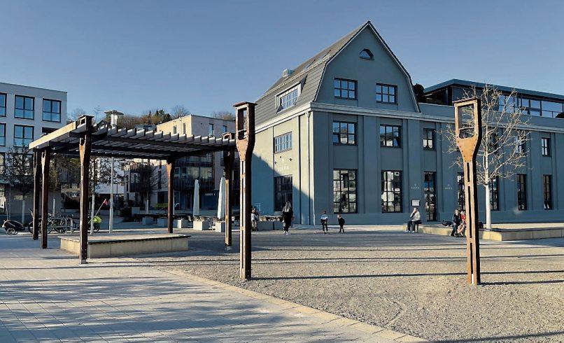 In den vergangenen zwölf Jahren ist auf dem seit Ende der 1990er-Jahre brachliegenden Areal der Frottierweberei Egeria mit der „Alten Weberei“ ein lebendiges und attraktives Stadtquartier entstanden. Der großzügige, zentral gelegene Egeriaplatz lädt zumVerweilen ein. Bild oben rechts zeigt das Kinderhaus „Alte Weberei“. Bilder: Universitätsstadt Tübingen