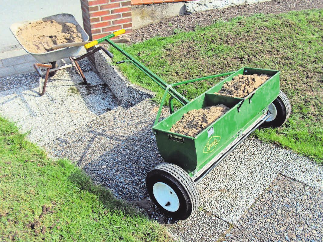 Nach dem Aerivisieren wird feiner Sand auf dem Rasen eingebracht. Nach dem Aerivisieren wird feiner Sand auf dem Rasen eingebracht.