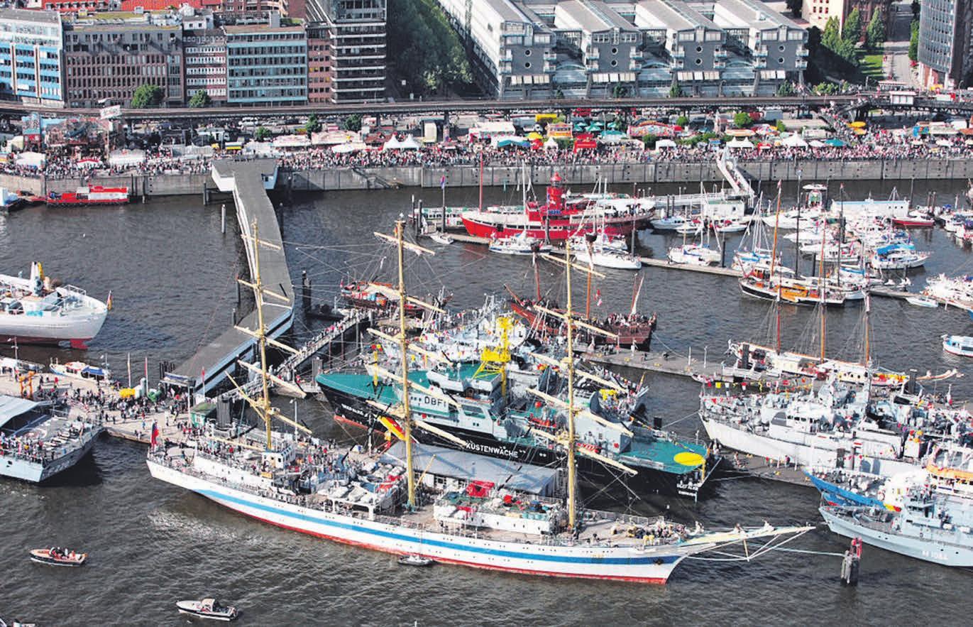 Illustre Gäste: Das Segelschulschiff „Mir“ (vorn) liegt neben vielen andern Besuchern im Hafen. Foto: Hamburg Messe und Congress, Michael Lindner