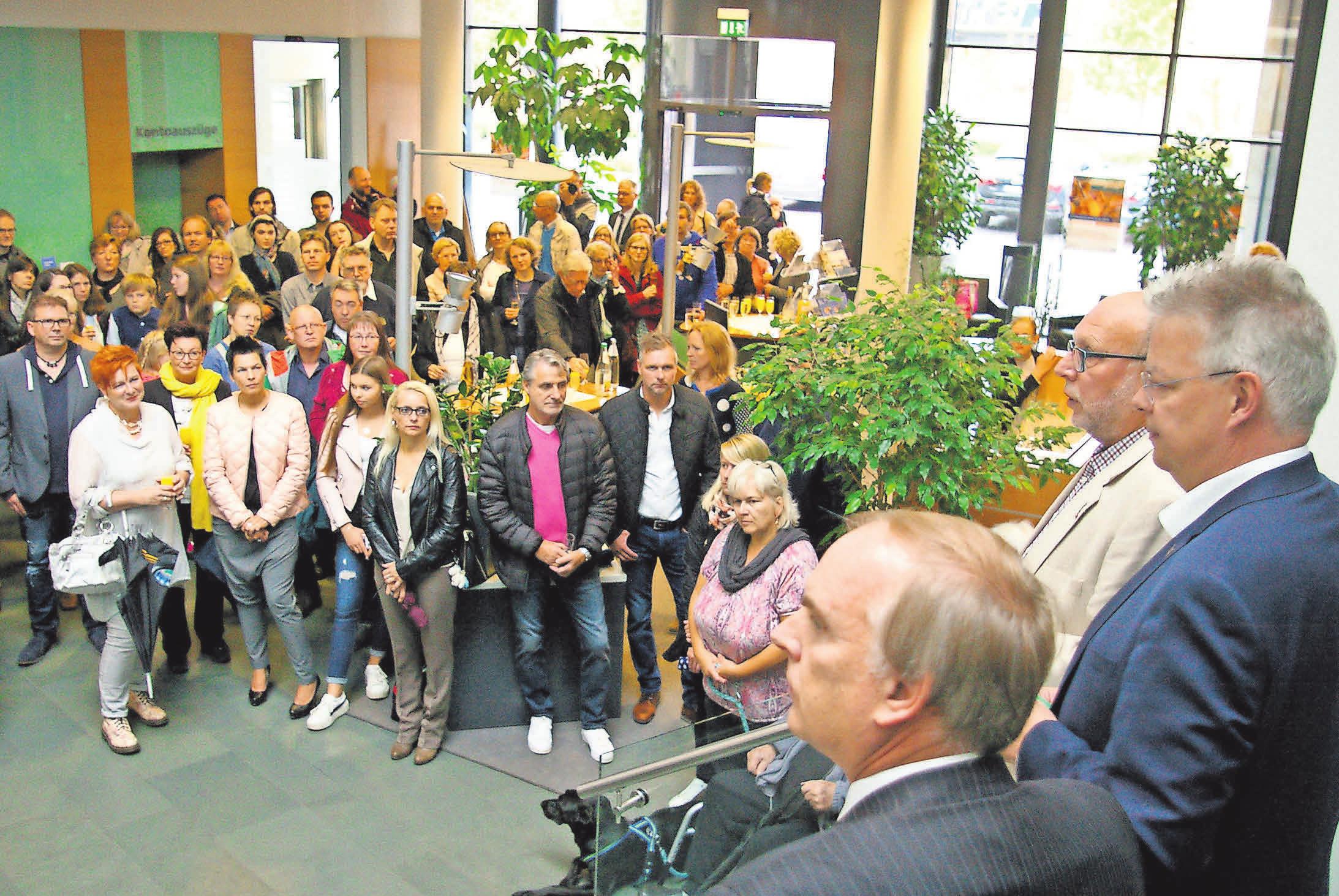 In der Volksbank Lehrte wird die Veranstaltung eröffnet. In der Volksbank Lehrte wird die Veranstaltung eröffnet.