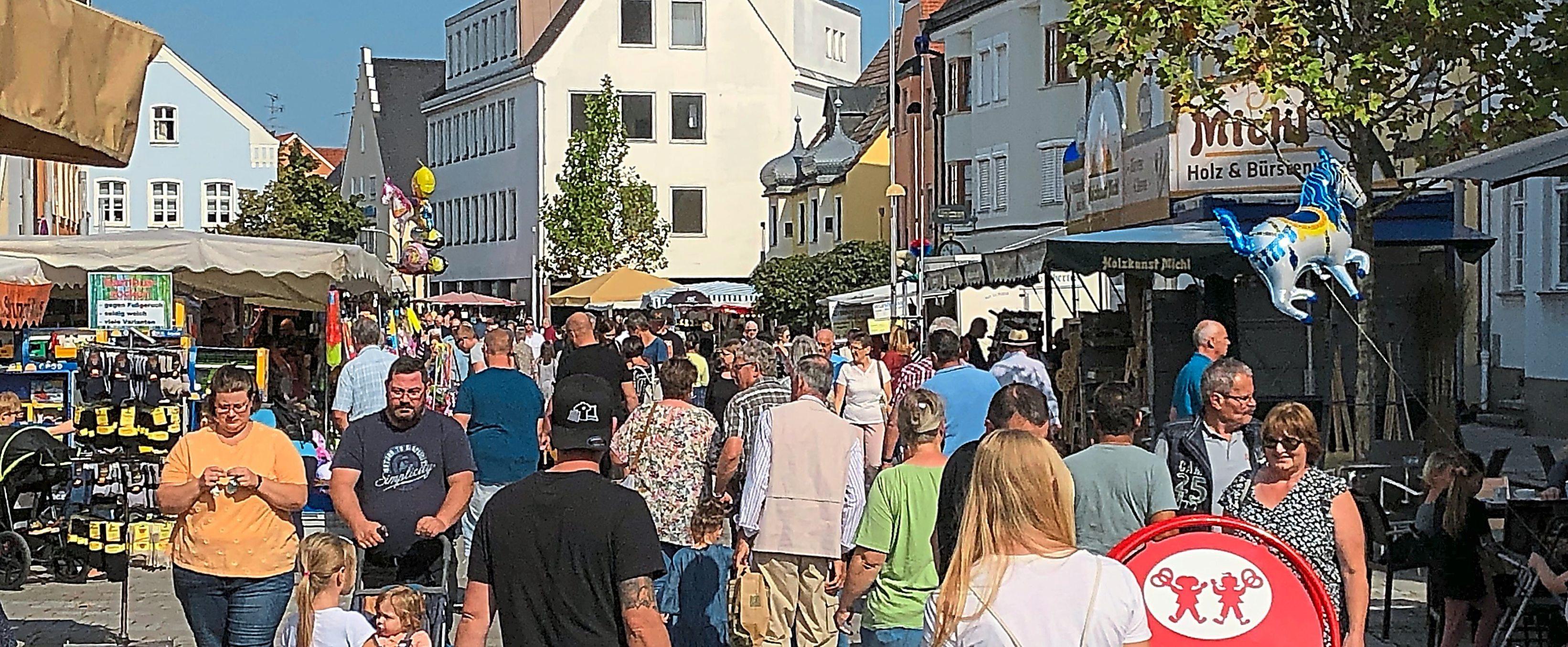 In der erneuerten Schrobenhausener Altstadt ist eine regelrechte Flaniermeile entstanden, die den perfekten Rahmen für angenehme Gespräche gibt. Fotos: SZ In der erneuerten Schrobenhausener Altstadt ist eine regelrechte Flaniermeile entstanden, die den perfekten Rahmen für angenehme Gespräche gibt. Fotos: SZ